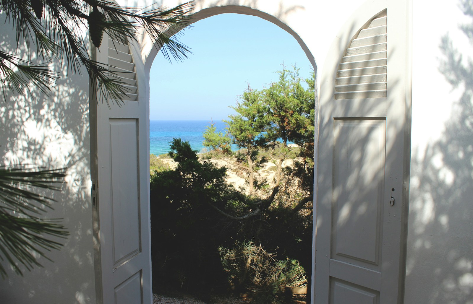 Photo by L'Odyssée Belle white wooden door close-up photography